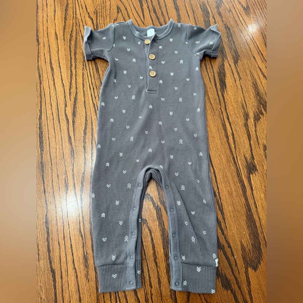 Modern Moments Gerber Baby Boy Gray Arrow Long Romper 18M Short Sleeve Snaps